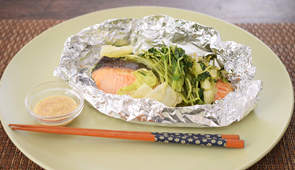鮭と豆苗の包み焼き しょうが味噌だれ